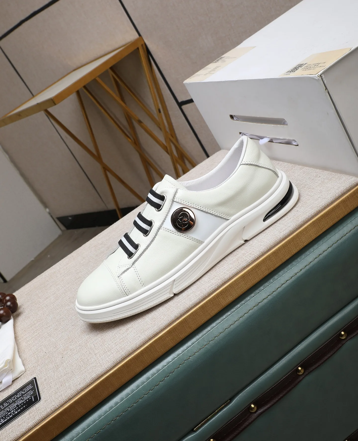 Men's shoes 💰460 GUCCI🔍🔍The latest models are on sale at the same time at the counter. Original calfskin imported from Italy, genuine leather lining, (high-end, extravagant, and classy) with exquisite workmanship. Soles: Original soles specially provided by the original factory. ⚠Exclusive double-layer movable molded soles are super comfortable⚠. Photos of the real thing🎬The real thing is even better🔍🔍"High quality·Follow the order" Code number 38-44